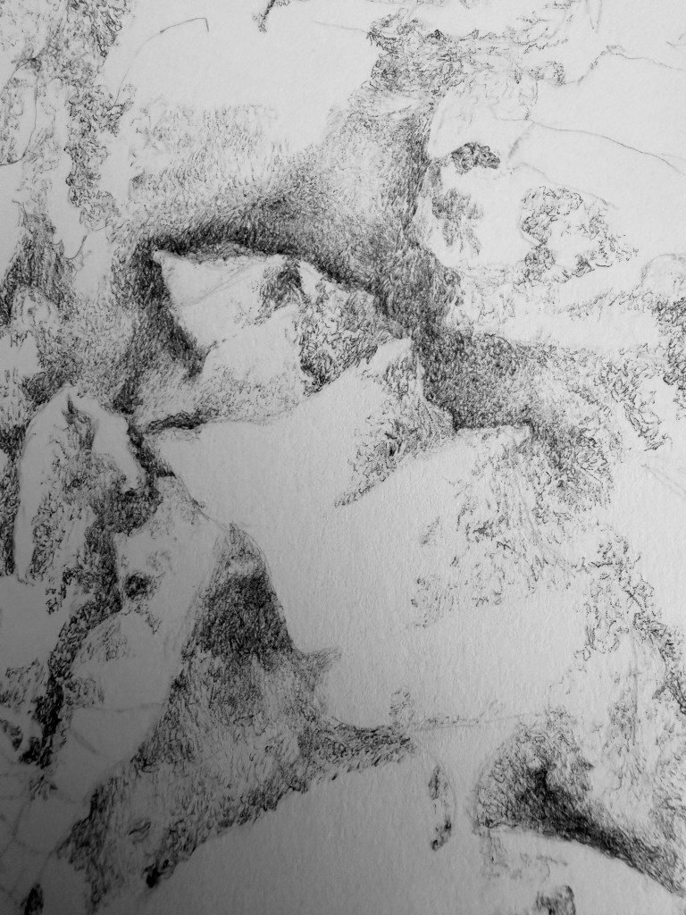 Composition abstraite de formes, traces et empreintes superposées sur papier